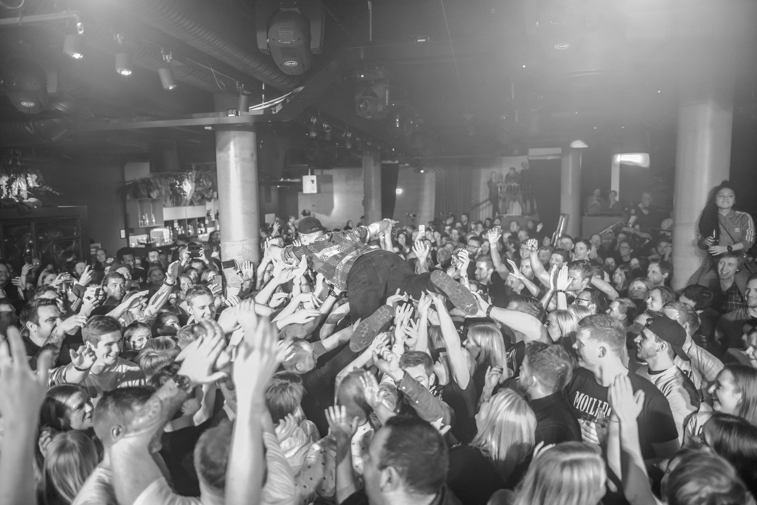 Moillrock på Youngs Henry Fagerhaug Larsen crowdsurfer