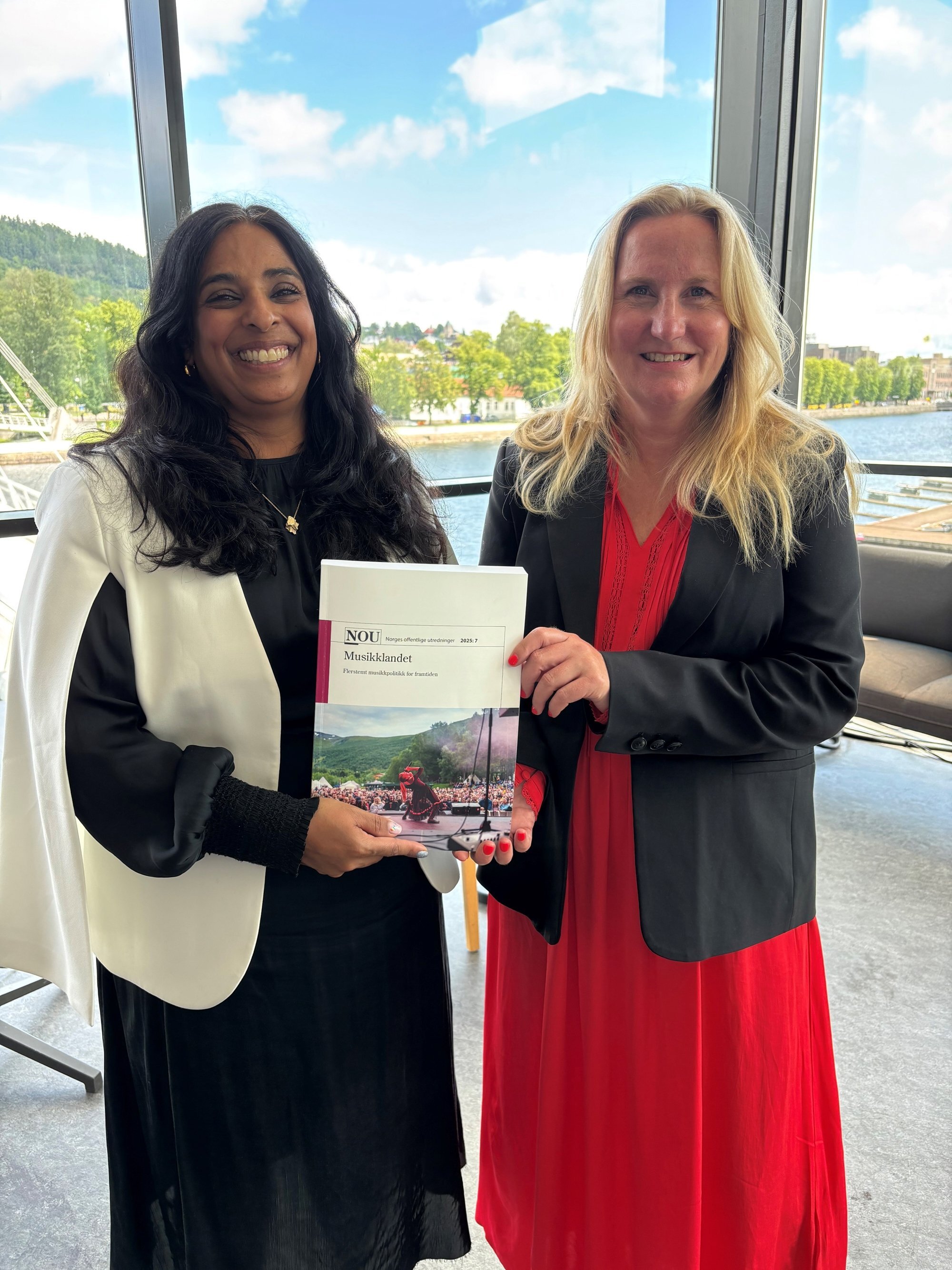 Statsrad lubna jaffery med utvalgsleder sigrid royseng musikkutvalget